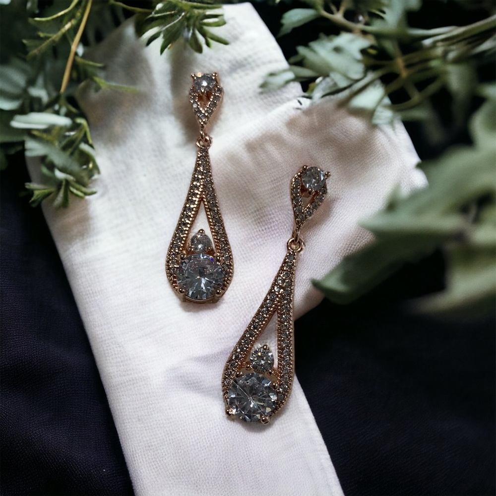 Rose gold earring and necklace set.